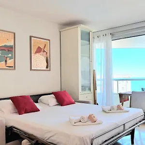 lovely-studio-with-wonderful-view-on-the-sea-welkeys.biarritzhotels.info/